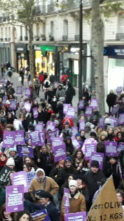 🔥 Barricades, slogans, confrontations : aujourd'hui le mouvement féministe parisien s'est opposé par tous les moyens à la présence des fascistes et des sionistes dans la manifestation du 22 novembre.

🔥 Cantonné·es sur une petite portion de boulevard, très loin et hors de vue de la foule, ni Némésis, ni Nous Vivrons n'ont pu marcher aux côtés des féministes.

🔥 Tant que les fachos et les sionistes tenteront d'infiltrer nos manifs, ils nous trouveront sur leur chemin !

🔥 Tant qu'il le faudra, féministes et révolutionnaires !

#paris #22novembre #25novembre #stopvss #stopfascism #stopimperialism #stopzionism #feminisme #feministestrike #grevefeministe